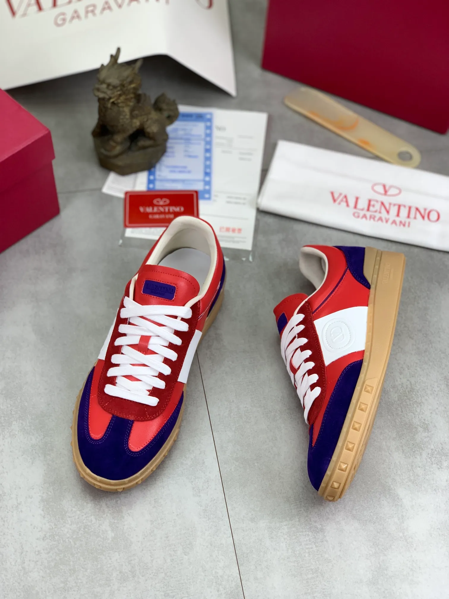 Men's Men's Shoes P520 New Couple Style Valentino Valentino 2025/UPVILLAGE Couple Casual Sports Shoes Moral Training Shoes 🆚Professional high-end, perfect replica, first-class quality, all made of original 1:1 materials, exclusive mold opening! 🎁Full set of high-end packaging at the counter ✔️Fabric: high mercerized cowhide ✔️Outsole: TPU material outsole ✔️Size: female 35-40 male 39-45 (female 41 male 38.46) 🆚All details are customized at 1:1 mold, striving for perfection!